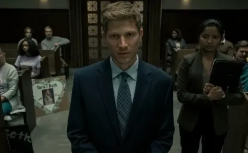 zach gilford misa de medianoche netflix.jpg
