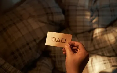 La tarjeta que recibió el protagonista. Foto: (Netflix)