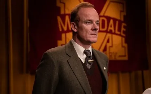 Alistair Petrie como el Sr. Groof. Foto: (Netflix)