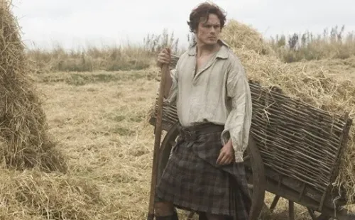 Sam Heughan con kilt, caracterizado como Jamie Fraser. Foto: (IMDB)