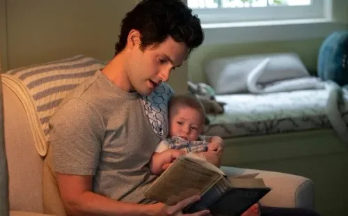 Joe junto a su bebé. Foto: (Netflix)