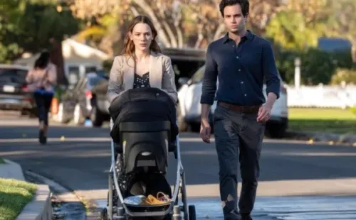 Victoria Pedretti y Penn Badgley en You. Foto: (Netflix)