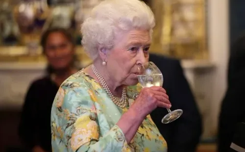 Los médicos le prohibieron el alcohol a Isabel II. Foto: (Getty)