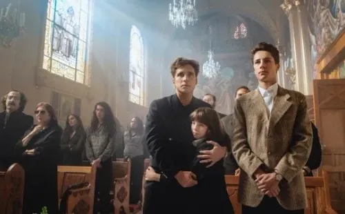 Luis Miguel junto a sus hermanos en el velorio de su padre. Foto: (Netflix)