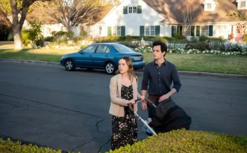 Joe y Love paseando por Madrelinda. Foto: (Netflix)