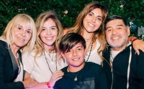 Diego Maradona y Claudia Villafañe con sus hijas y su nieto. Foto: (@claudiavillafaneok)