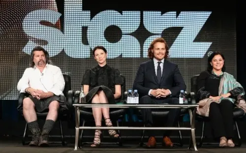 Diana Gabaldón junto a los protagonistas de Outlander. Foto: (Getty)