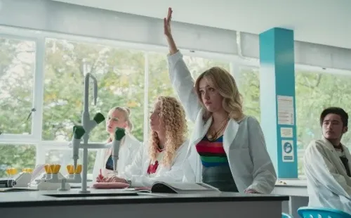 Aimee Lou Wood en su papel. Foto: (Netflix)