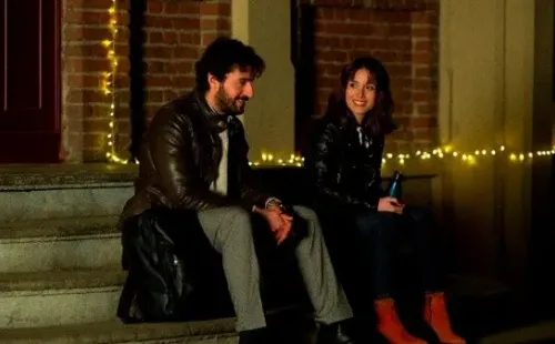 Los protagonistas de Guía astrológica para corazones rotos. Foto: (Netflix)