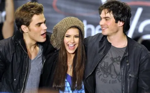 Nina Dobrev junto a Paul Wesley e Ian Somerhalder. Foto: (Getty)
