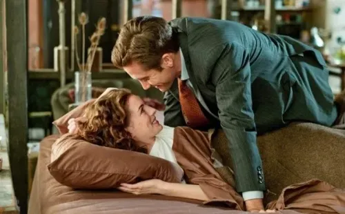 Gyllenhaal y Hathaway. Foto: IMDb.