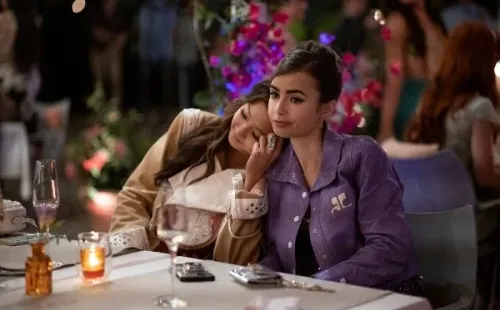 Lily Collins y Ashley Park. Foto: (Netflix)