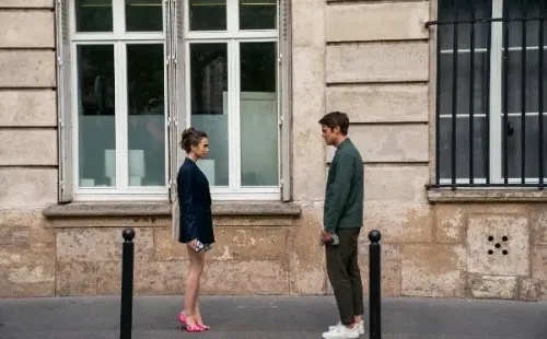 Lily Collins y Lucas Bravo en Emily in Paris 2. Foto: (Netflix)