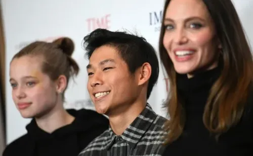 Shiloh Jolie-Pitt junto a Angelina Jolie en la presentación de ‘Eternals’