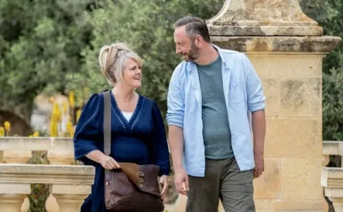 Steve Edge es Dom, quien ayudará aJean a entender lo que pasó con su esposo (Foto: Acorn TV)