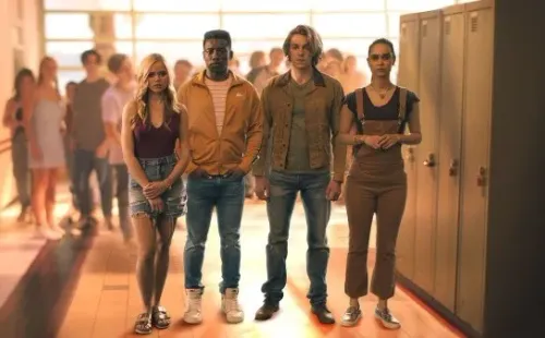 Los protagonistas de Alguien está mintiendo. Foto: (Netflix)