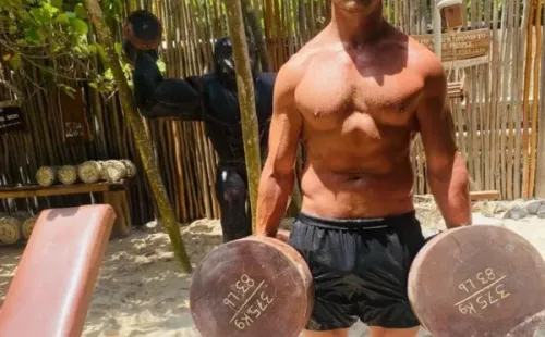 Sam Heughan entrenando en la playa. Foto: (@samheughan)