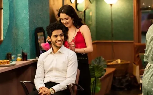 Laura Marano y Mena Massoud. Foto: (Netflix)