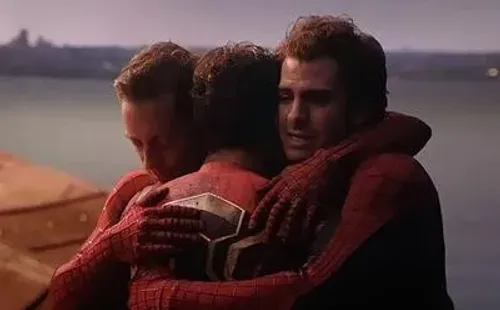 El abrazo que todo fan de Spider-Man siempre quiso ver. Foto: (IMDB)