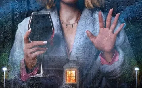 La mujer de la casa de enfrente de la chica en la ventana