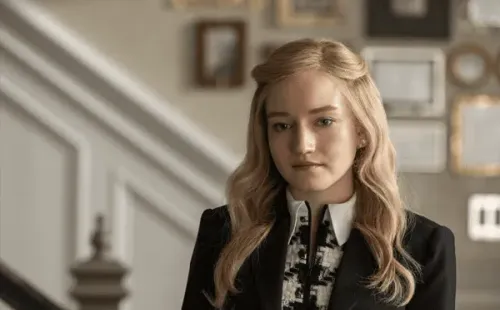 Julia Garner en ‘Inventing Anna’. Fuente: (Imbd)