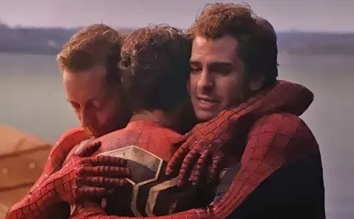 El abrazo de los 3 Spider-Man. Foto: (IMDB)