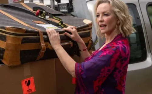 RebeccaGibney como Daisy (Foto: Acorn TV)