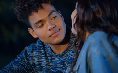 Víctor Varona junto a Abril Di Yorio. Foto: (Netflix)