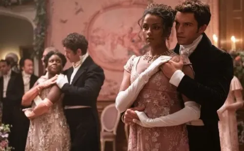 Simone Ashley será el interés amoroso de Jonathan Bailey. Foto: (Netflix)