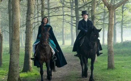 Jonathan Bailey y Simone Ashley. Foto: (Netflix)