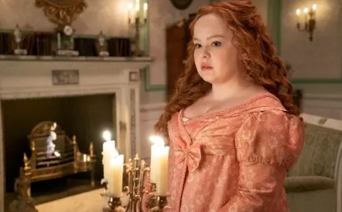 Nicola Coughlan es Lady Whistledown. Foto: (Netflix)