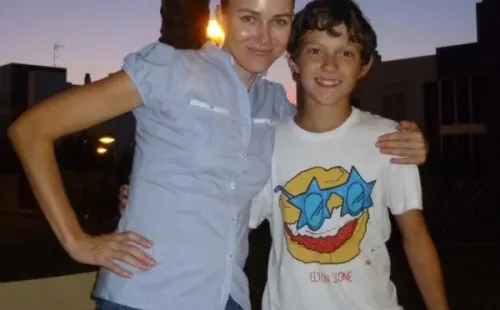 Tom Holland junto a su madre de pequeño. Foto: (@tomholland2013)