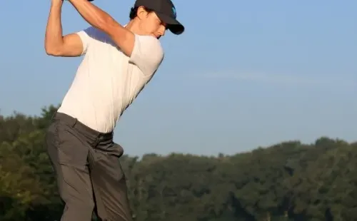 Tom Holland jugando al golf. Foto: (Getty)
