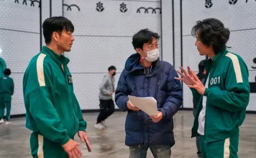 El director de El Juego del Calamar con los actores. Foto: (Netflix)