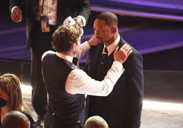 Bradley Cooper consuela a Will Smith luego de la agresión (Foto: Getty)