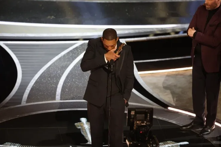 Will Smith subió al escenario para recibir el Oscar y pidió una disculpa a la Academia (Foto: Getty)