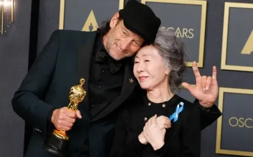 Troy Kotsur yYoun Yuh-jung en los Oscar 2022 (Foto: IMDb)