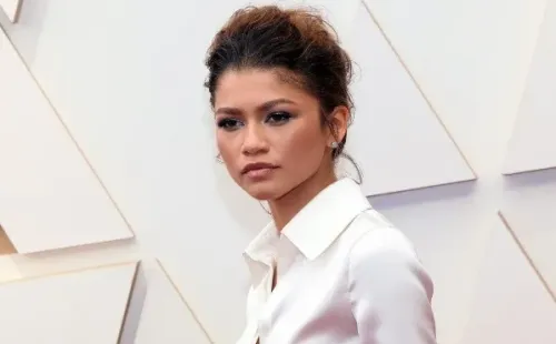 Zendaya utilizó una camisa blanca junto a una pollera en los Premios Oscar 2022. Fuente: (Getty images)