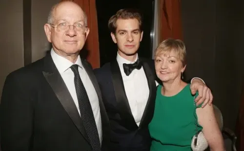 Andrew Garfield junto a sus padres. Foto: (Getty)