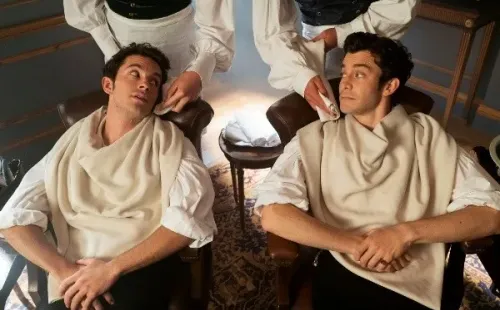 Jonathan Bailey y Luke Thompson en Bridgerton 2. Foto: (Netflix)
