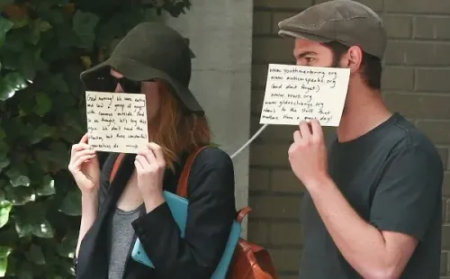 Andrew Garfield y Emma Stone se burlaban de esta manera de los paparazzis. Foto: (Getty)