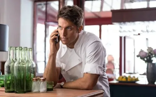Lucas Bravo en Emily in Paris. Foto: (Netflix)