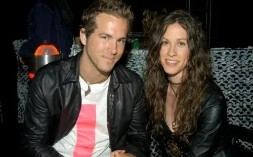 Alanis Morrisette y Ryan Reynolds estuvieron a punto de llegar al altar. Fuente: (Getty images)