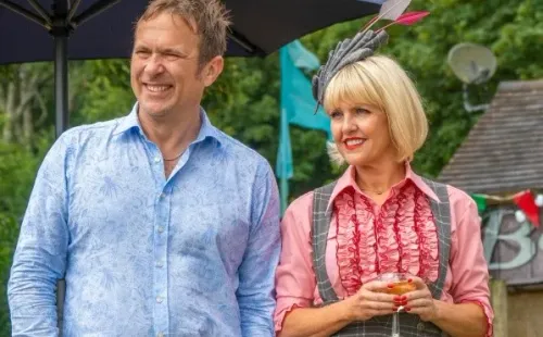 Ashley Jensen es la protagonista de Agatha Raisin(Foto: Acorn TV)