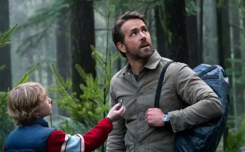 Walker Scobell y Ryan Reynolds en The Adam Project. Foto: (Netflix)