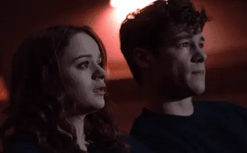 Tessa y Skylar se conocen. Fuente: (Imbd)