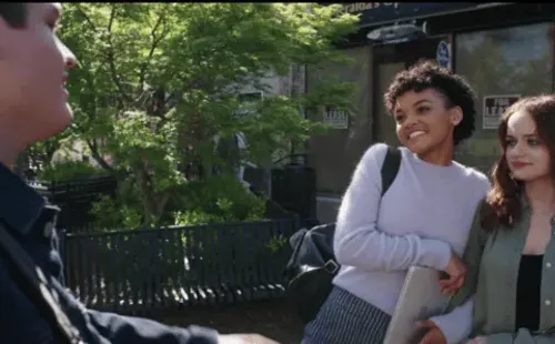 Tessa es ayudada por su mejor amiga. Fuente: (Imbd)