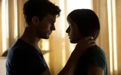 Jamie Dornan y Anastasia Steele en 50 sombras de Grey. Foto: (IMDB)