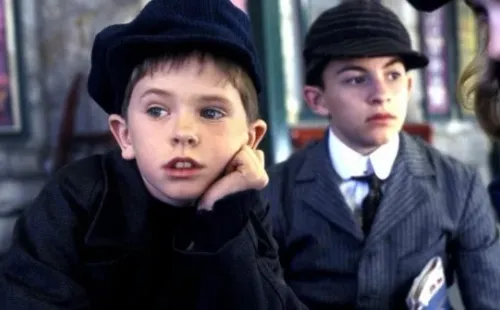 Jonathan Bailey en 5 chicos & esto con Freddie Highmore. Foto: (IMDB)