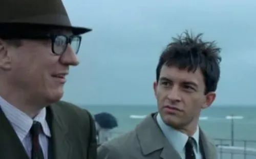 Jonathan Bailey en Un Océano entre Nosotros. Foto: (IMDB)